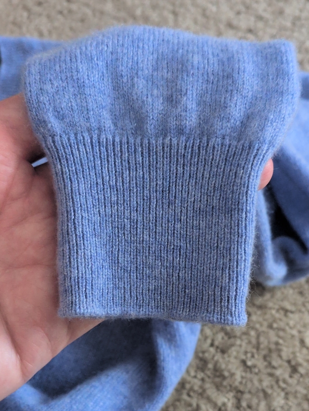 Tahari V-Neck Cashmere Sweater in Light Blue Periwinkle Size Medium - Picture 5 of 7